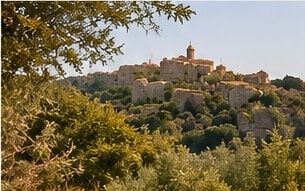 Village perché sur une colline, entouré d’oliviers