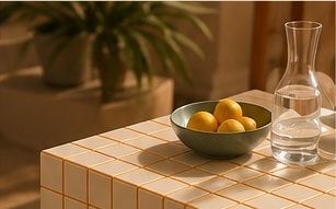 Table carrelée dressée avec une coupe de citrons